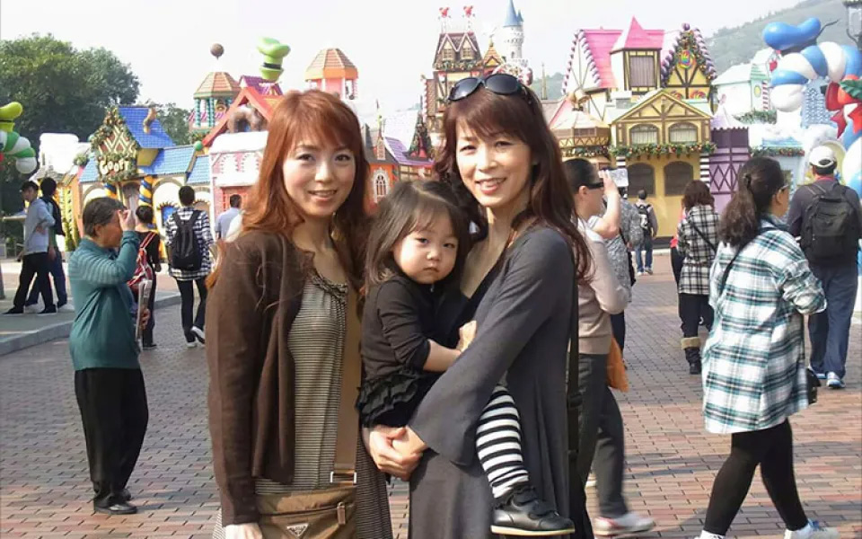 姉、姪っ子と香港ディズニーランドへ訪れたときの写真(写真左)