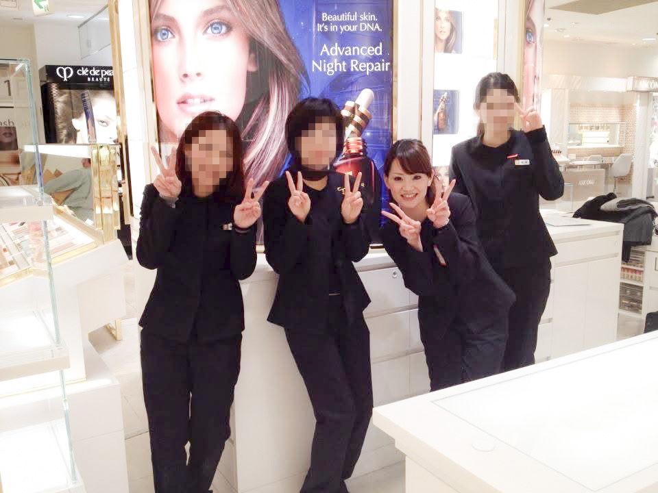 【百貨店の化粧品売り場で働いていた時の写真】