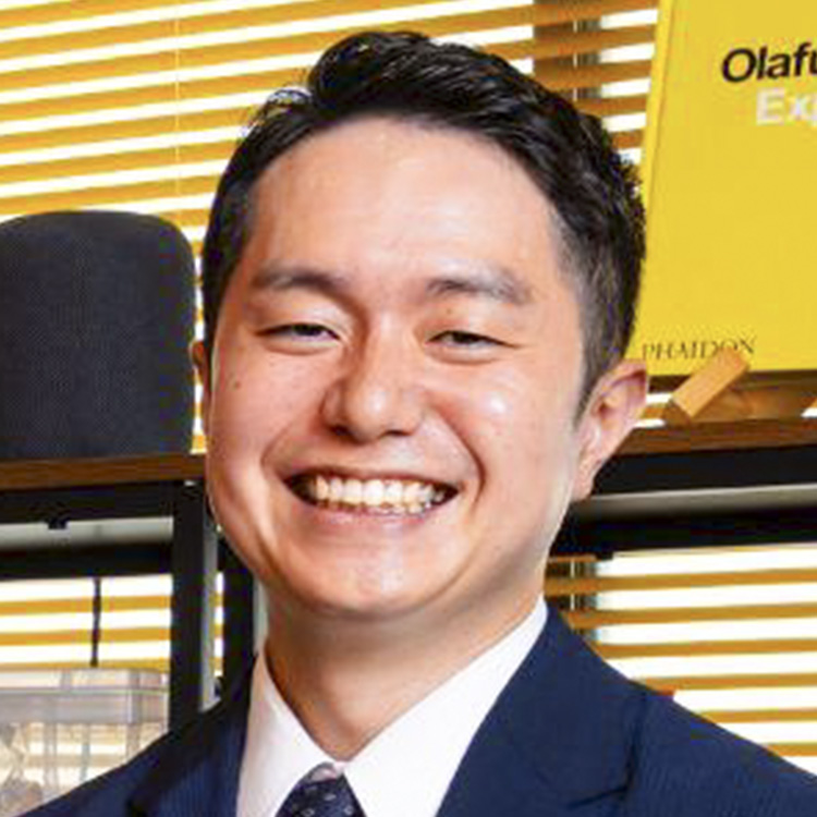 企業情報部　主任　小里 光