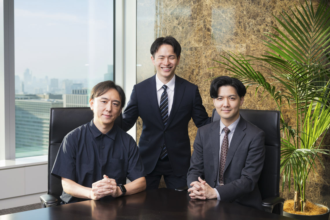 スターコミュニケーションズとHBDの関係者および担当アドバイザーによる記念撮影