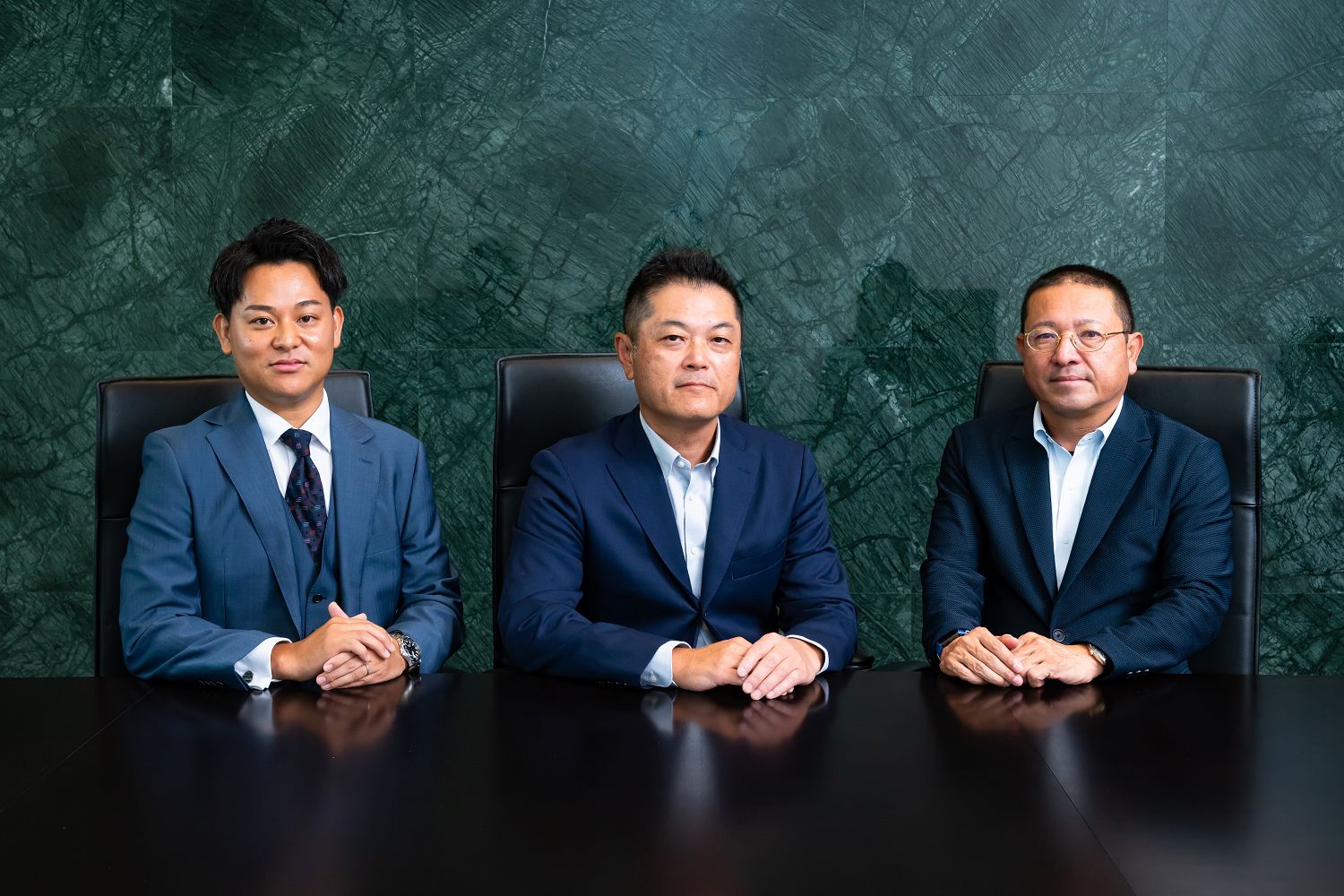 今井工業株式会社と合同会社マルニホールディングスの関係者および担当アドバイザーによる記念撮影