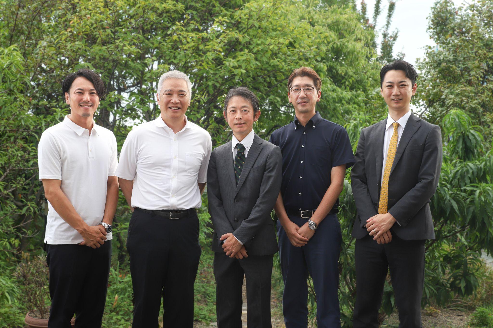 機電株式会社と株式会社ＪＲＣの関係者および担当アドバイザーによる記念撮影