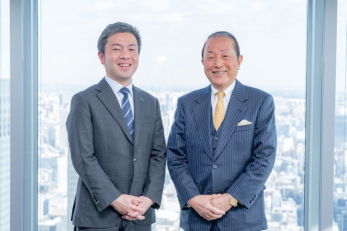 (左から)嶋崎 八洲男 様、嶋崎 知実 様