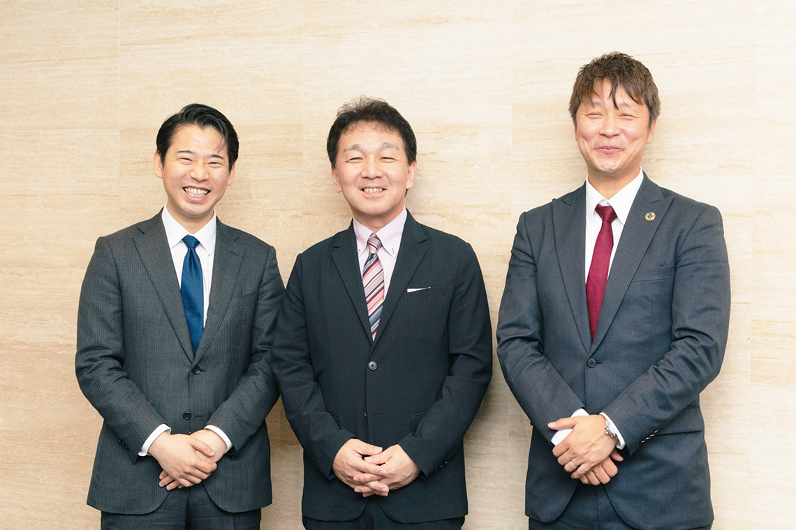(左から)弊社安田、泉屋様、徐様