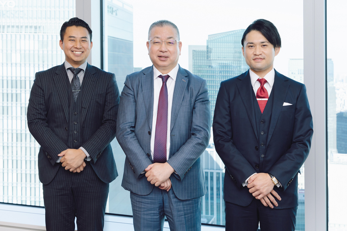 (左から)弊社 古澤、山谷様、弊社 土井
