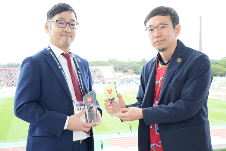 成約後、スタジアム内で撮影
