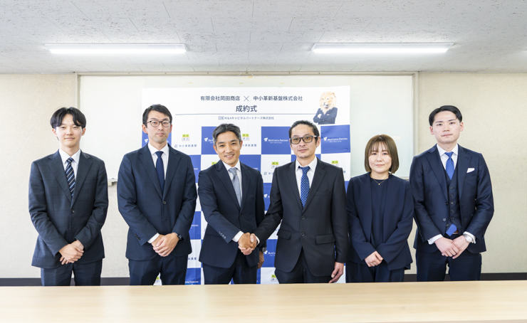 成約式には、地元の新聞社やテレビ局も取材に駆け付けた