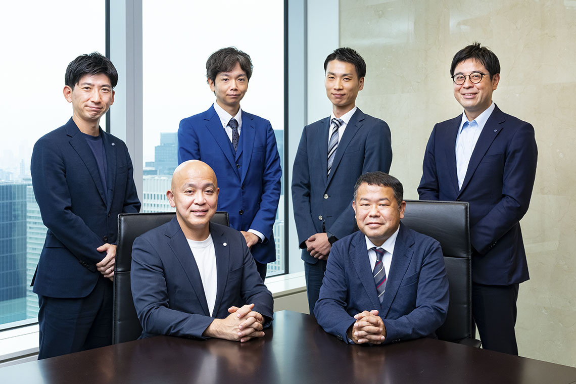 左から、野見山様、池浦様、弊社 企業情報部 次長 細谷 龍一、小野寺、飯田様、入澤様