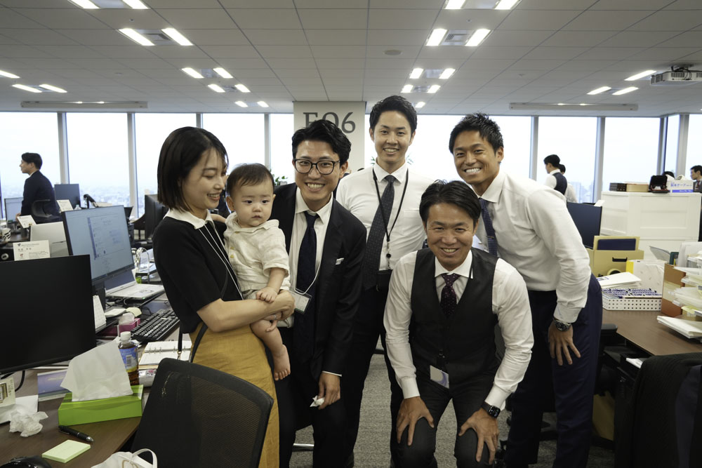 同僚たちに家族を紹介の様子