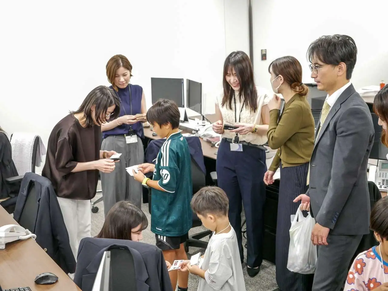 手作りした名刺で、実際に社員と名刺交換
