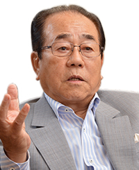 横川 竟 氏